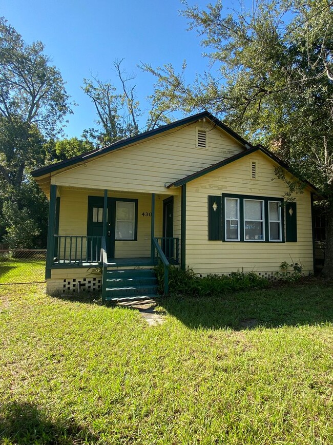 Primary Photo - Spacious 3/2 with fenced in yard ready now...