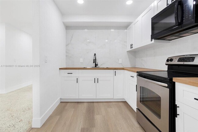 Building Photo - 1528 NE 145th St