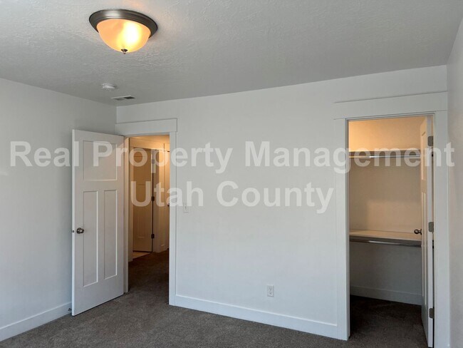 Building Photo - Cute townhome in Highland