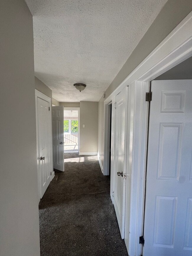 Building Photo - Charming 3-Bedroom Property in Prime Location