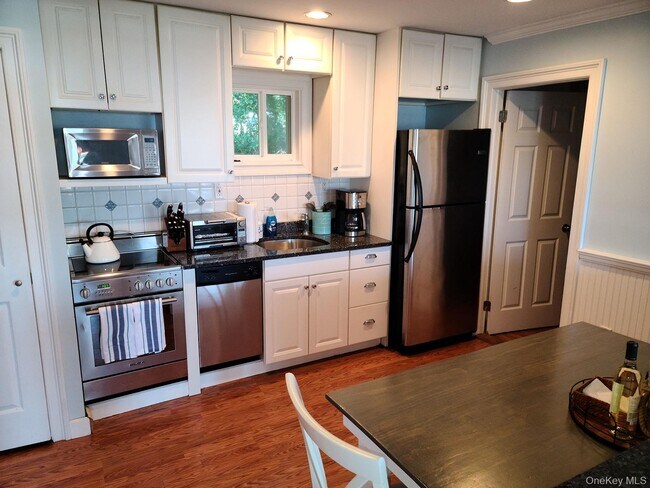 Building Photo - 62 Canoe Place Rd