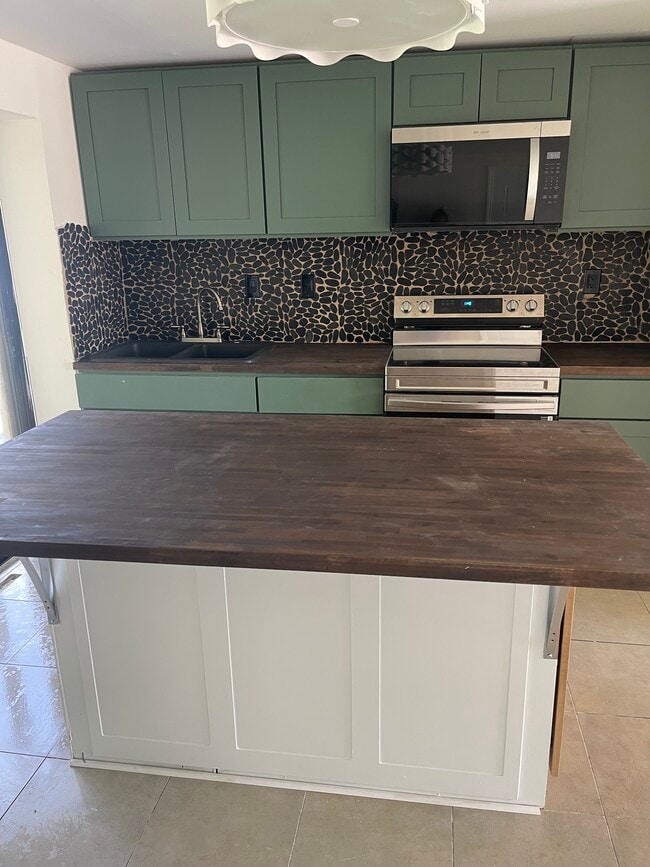 Building Photo - 2019 Bayshore Gardens Pkwy