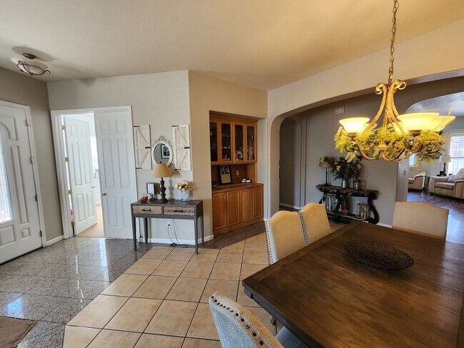 Building Photo - Beautiful Newman Home!