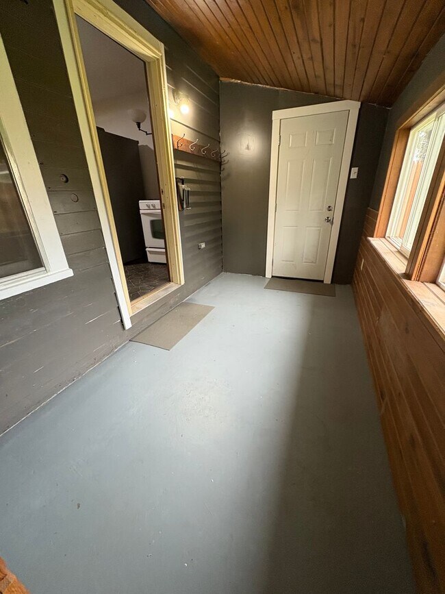 Building Photo - Charming Northside La Crosse Home
