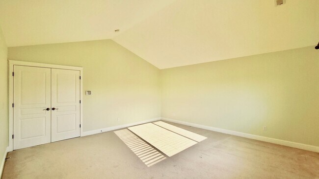 Building Photo - **$1000 OFF FIRST FULL MONTHS RENT**  Gorg...