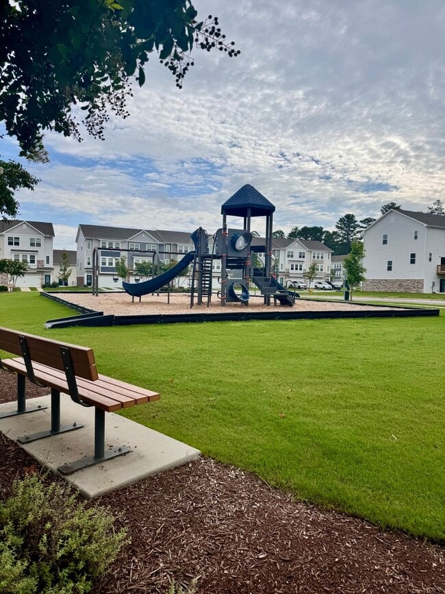 Building Photo - Convenient and Spacious Townhome
