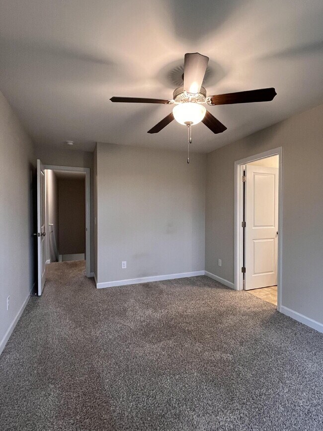 Building Photo - 2 Jaydn Dr W