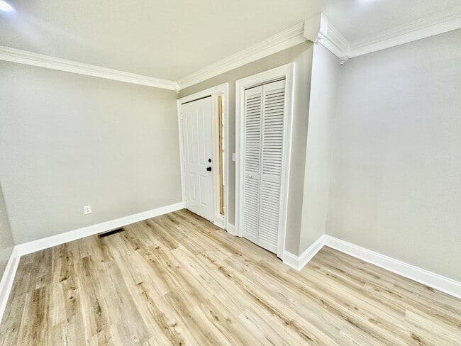 Building Photo - Two Bedroom Renovated South End Condo (Palmetto Bay Villas)!