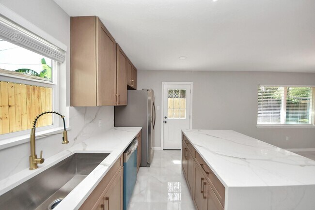 Building Photo - 1503 Locklaine Dr