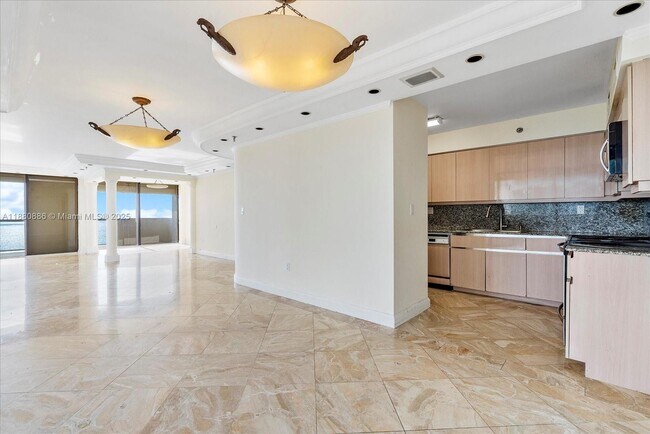 Building Photo - 5757 Collins Ave