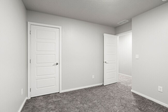 Building Photo - Newer Construction Home in Upriver Drive Neighborhood