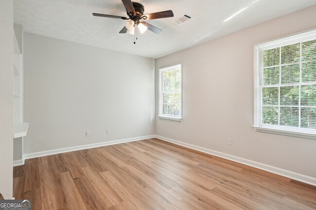 Building Photo - 5206 Clearwater Dr SW