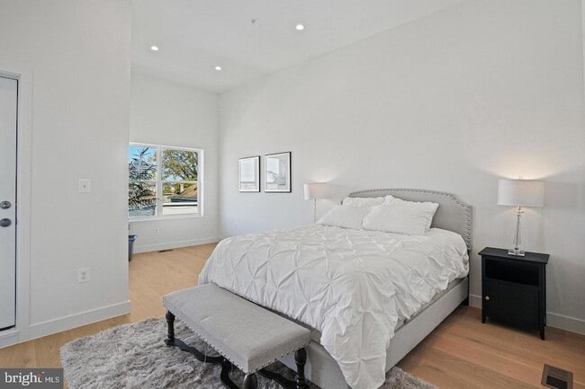 Building Photo - 4421 Kane Pl NE