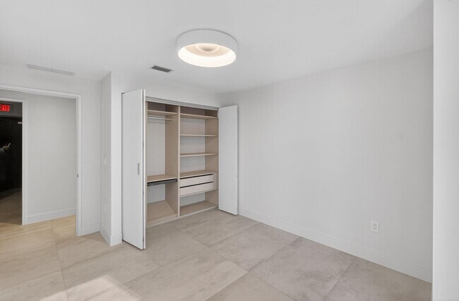 Building Photo - 700 NE 24th St