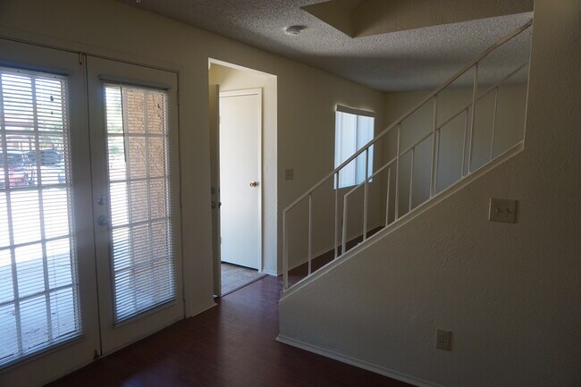 Building Photo - Charming 2 bed 1.5 bath Phoenix townhouse