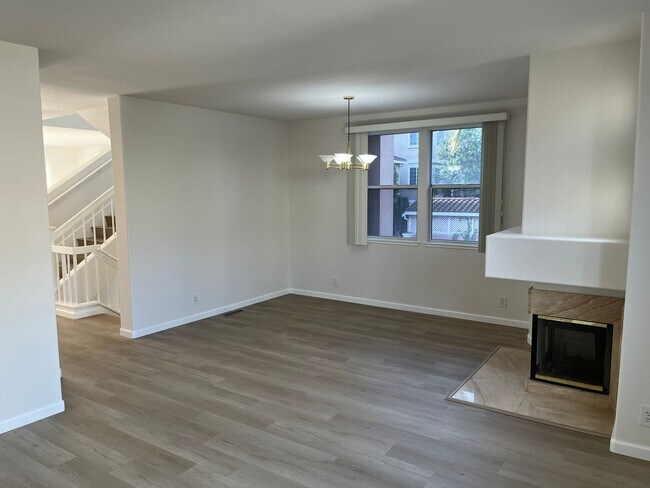 Building Photo - Remodeled Townhome in the Heart of Cupertino!