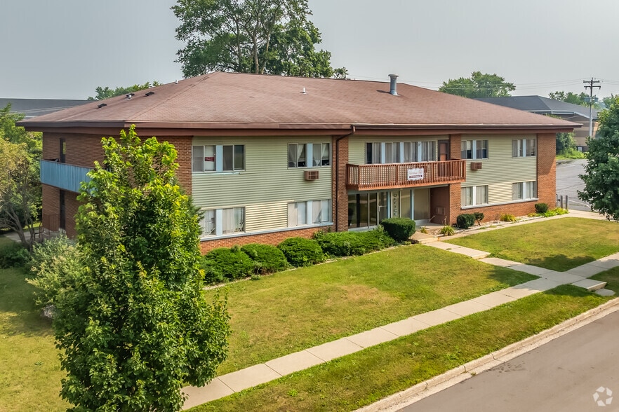 Primary Photo - Carriage Hills Apartments