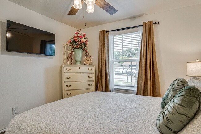 Building Photo - 4211 Coronet Ln
