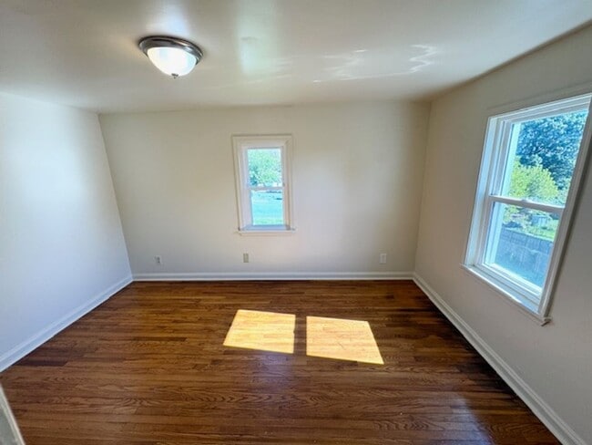 Building Photo - 2 Bedroom Semi-Detached Townhome
