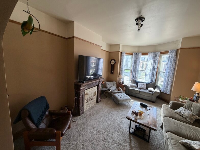 Living Room - 1534 N Marshall St