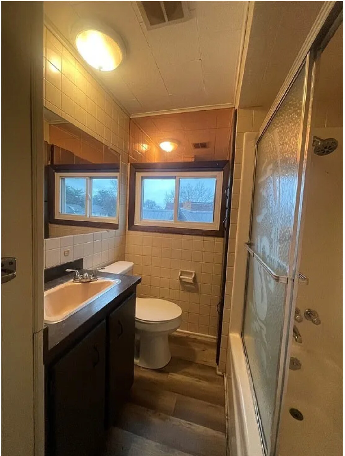 Full bathroom - 407 Park Ave