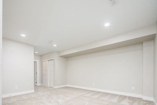 Building Photo - Modern 3 bed / 4 bath, 3 story townhome!