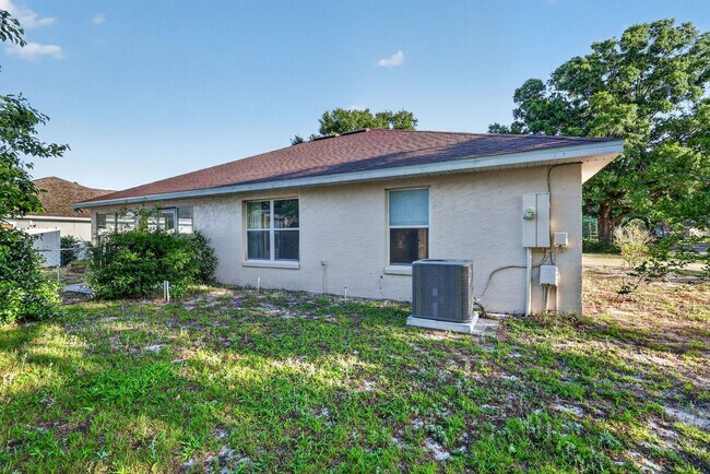 Building Photo - Available NOW - 3/2 Split Plan Home in Eustis with large Florida Rm!