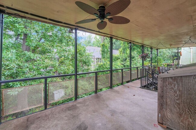 Building Photo - Charming 3BR Condo in Charlotte
