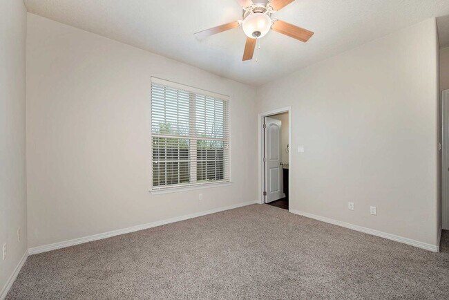 Building Photo - August 2026 Pre-Lease! Spacious 3 Bed/3.5 ...