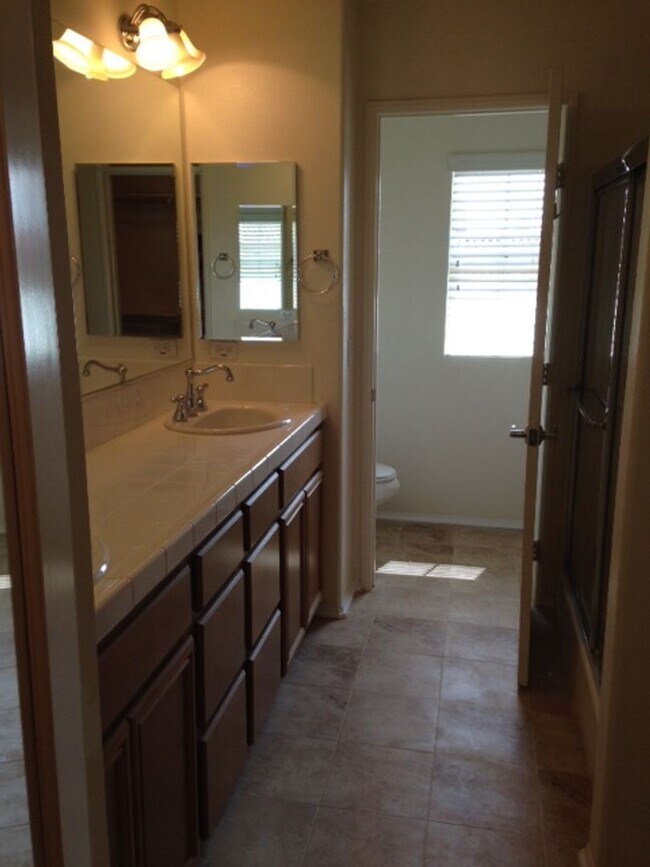 Building Photo - 40211 Rosewell Ct