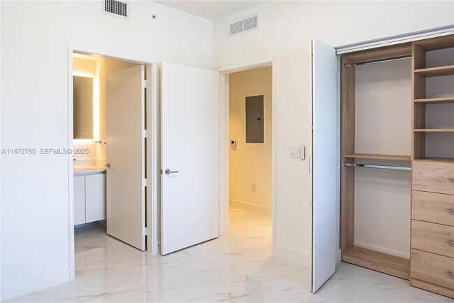 Building Photo - 700 NE 24th St