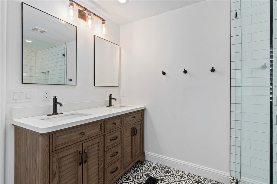 Master Bathroom - 954 W River Point Cir