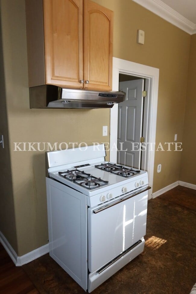 Building Photo - East Sacramento - 2 bedroom, 1 bath, 1 car garage