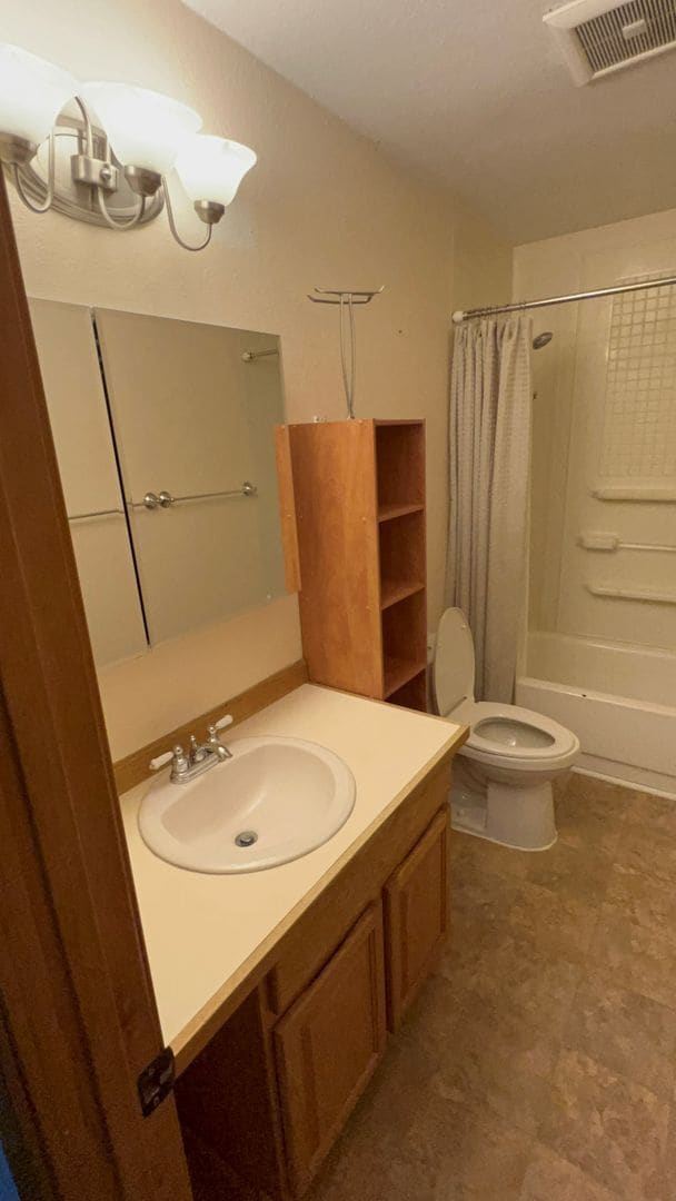 Building Photo - 3 Bedroom Apartment in Jewel Lake w/ Garage!