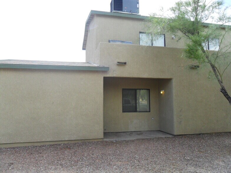 Building Photo - 1822 E 10th St