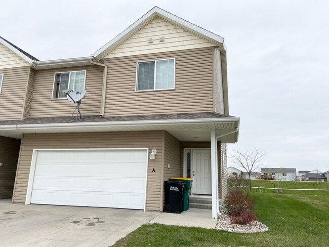 Building Photo - 3 Bed, 3 Bath Townhome in West Fargo!