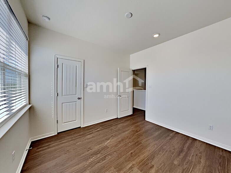 Building Photo - 2709 Meadowood Heights