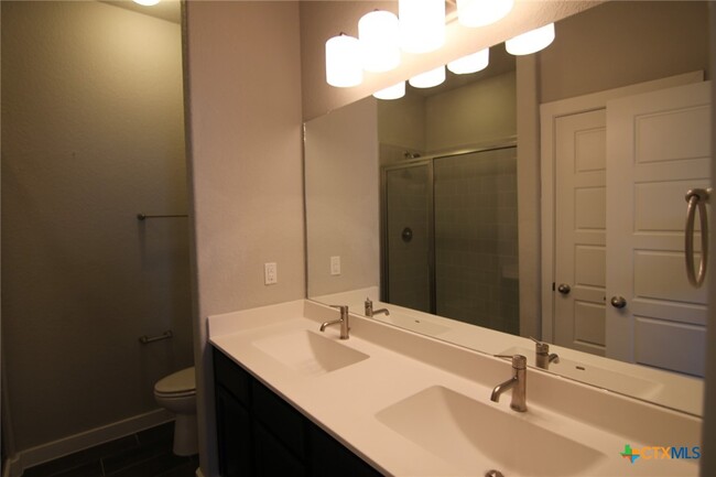 Building Photo - 542 Creekside Frst