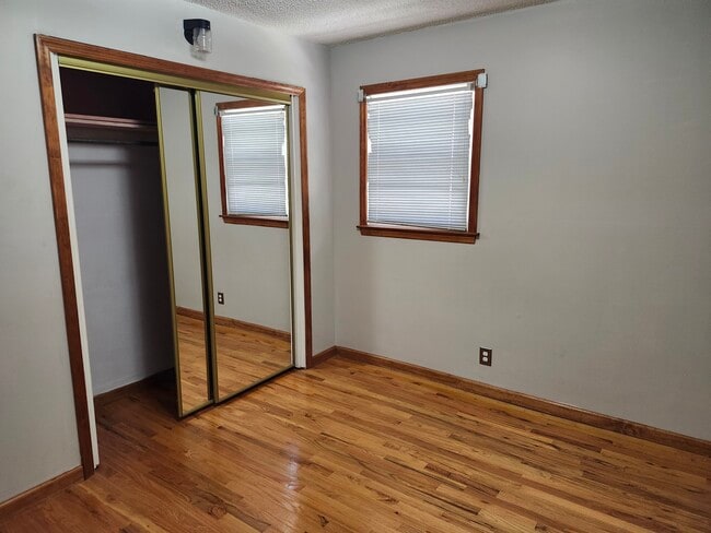 Building Photo - 206 S 580