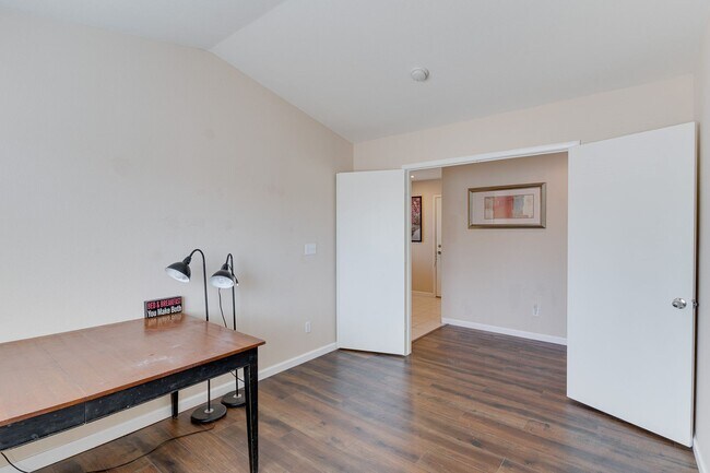 Building Photo - CHARMING 2 BEDROOM HOME IN GATED COMMUNITY...