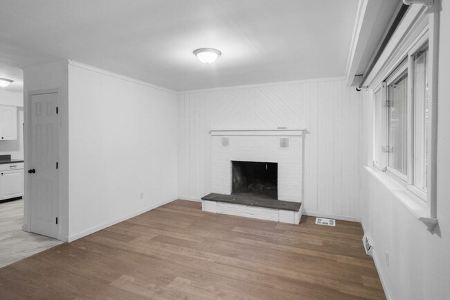 Building Photo - 533 White Rd