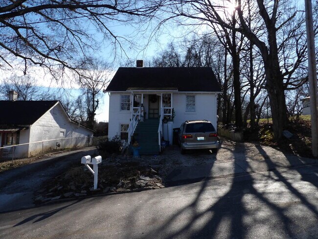 Building Photo - 307 Henry St