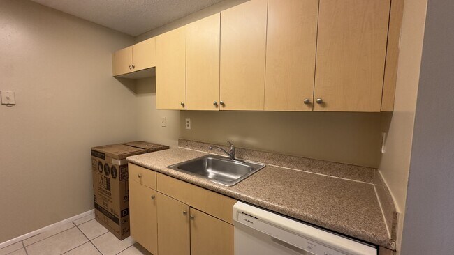 Building Photo - Charming 2-Bed Condo Retreat in West Palm Beach – Cozy Living Awaits!