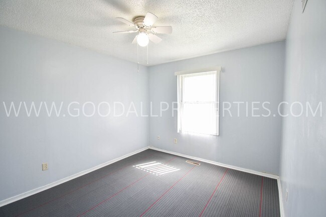 Building Photo - 2 Bedroom 1 bath duplex with unfinished basement near Merle Hay Mall