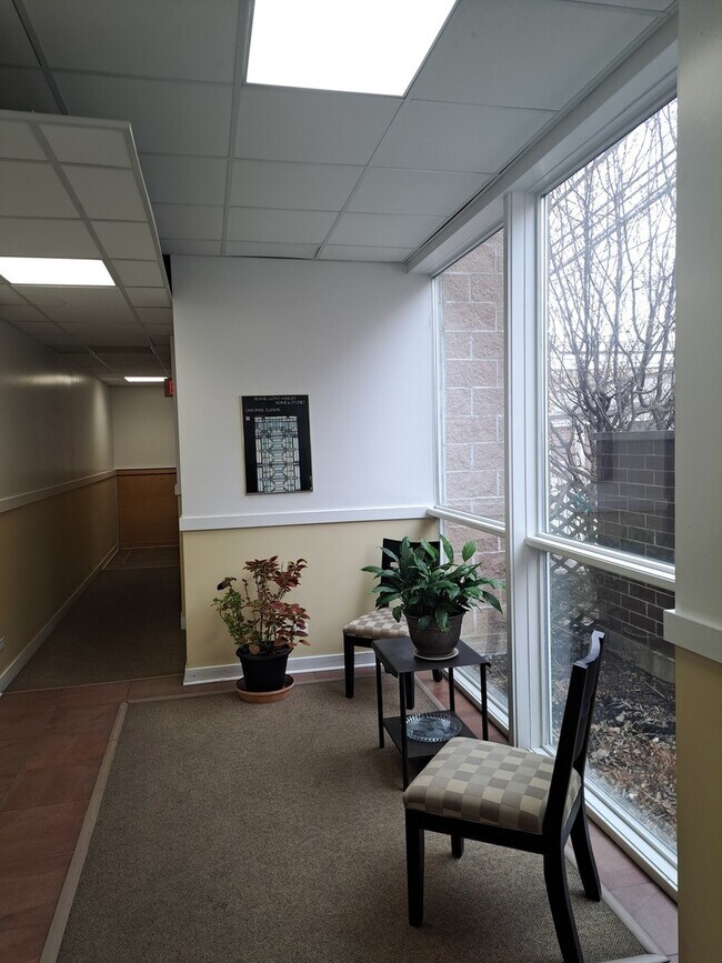 Building Photo - 915 S Oak Park Ave