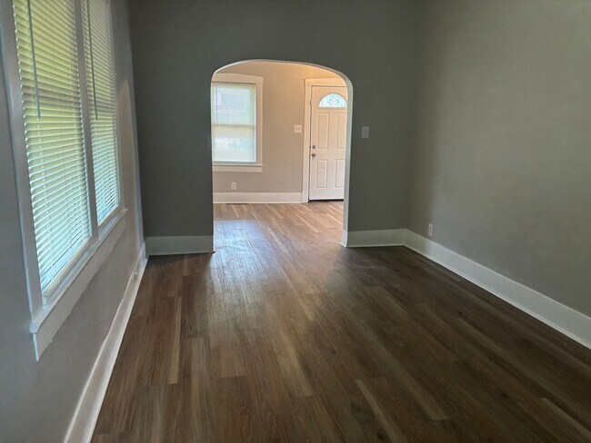 Building Photo - Charming 3BR/1BA Home with Modern Updates ...