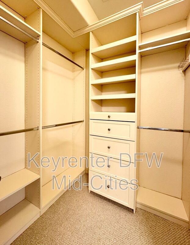 Building Photo - 330 E Las Colinas Blvd