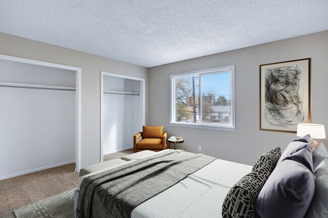 Building Photo - Pet Friendly 2 Bedroom Townhome located close to downtown Colorado Springs