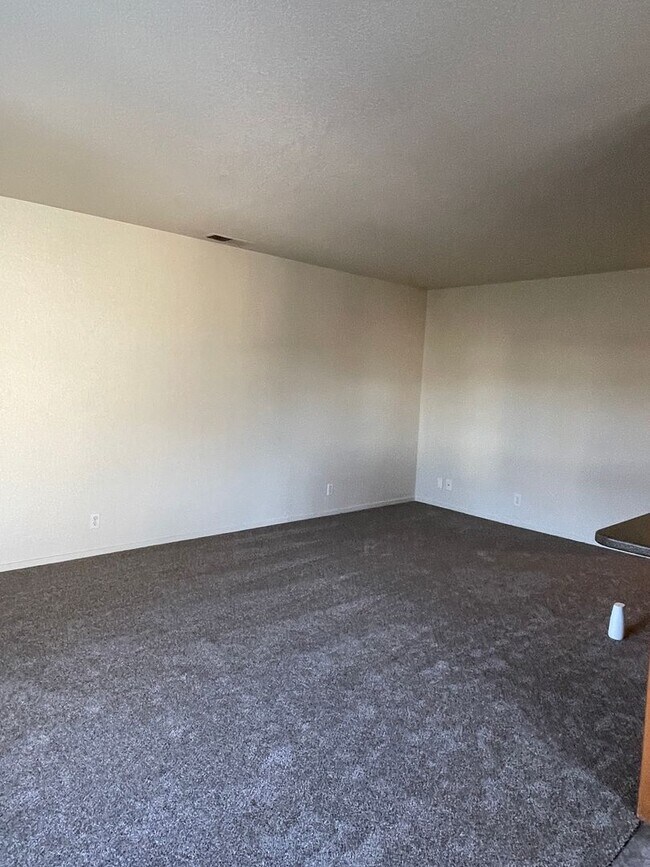 Building Photo - Chico 3 bed 2 bath Condo, Pool, Reserved Parking, upstair unit. newly refurbished