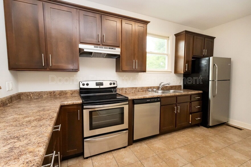Building Photo - 226 N Hickory St